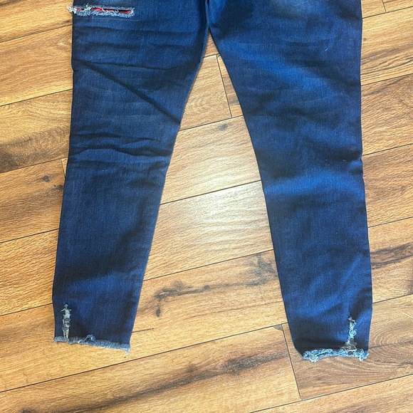 Women’s Jeans
Waist 17”
Rise 9.5”
28” long - Picture 7 of 10